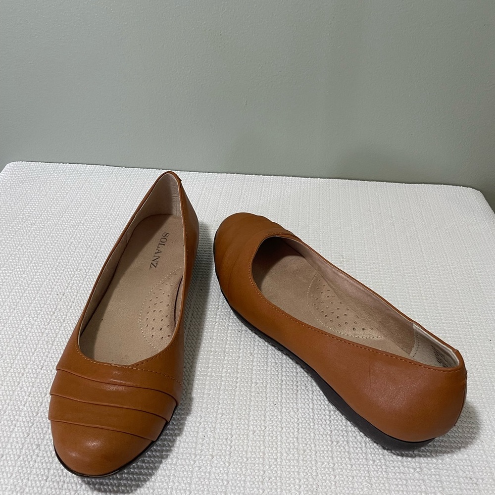 Solanz Tan Slip-On Shoes, size 9.5M